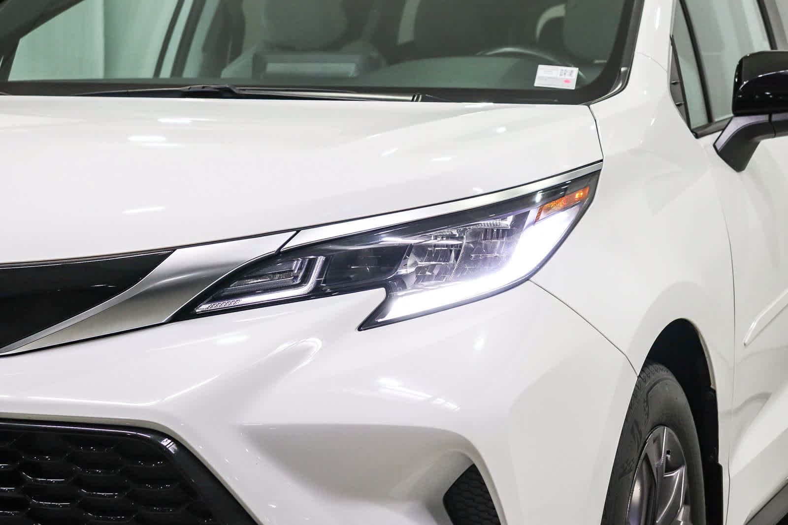 Used 2024 Toyota Sienna XSE w/ XSE Plus Package AWD/4WD image 13