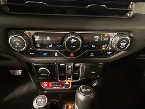Used 2024 Jeep Wrangler Unlimited AWD/4WD image 21