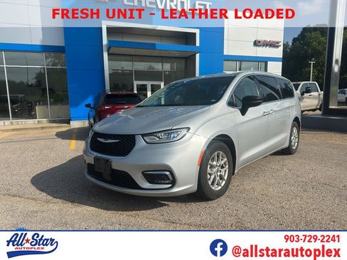 Used 2024 Chrysler Pacifica Touring-L FWD image 1