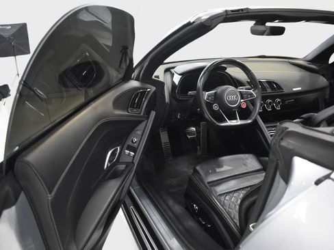 Used 2017 Audi R8 V10 w/ Carbon Exterior Package image 27