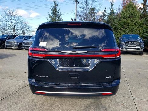 New 2026 Chrysler Pacifica Pinnacle image 4