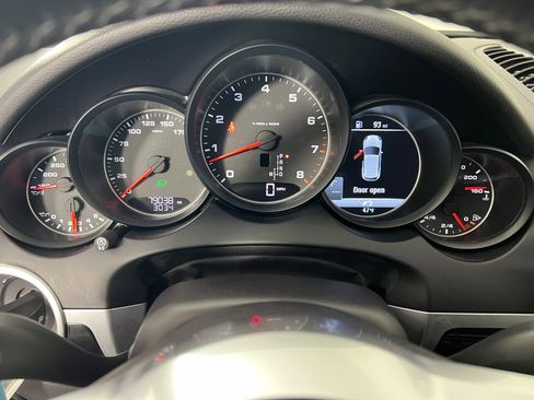 Used 2017 Porsche Cayenne Platinum Edition image 27