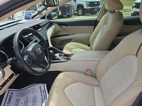 Used 2020 Toyota Camry XLE image 6