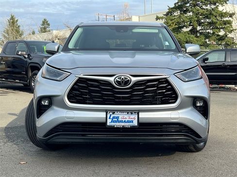 Used 2024 Toyota Highlander LE image 2