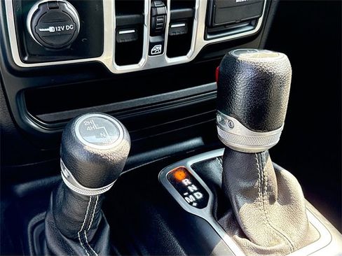 Used 2018 Jeep Wrangler Unlimited Sahara image 18