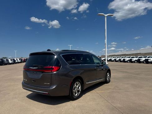 Used 2023 Chrysler Pacifica Limited FWD image 21
