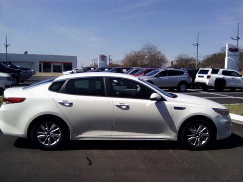 Used 2016 Kia Optima LX image 2