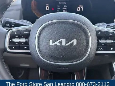 Used 2025 Kia Carnival FWD image 17