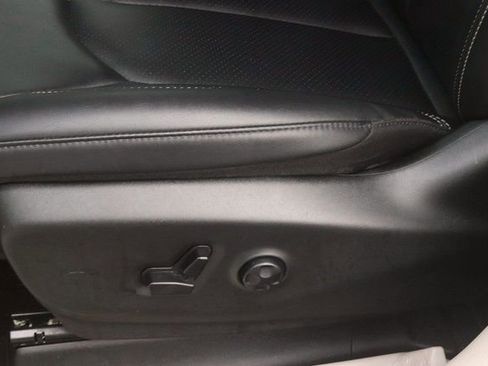 Used 2024 Chrysler Pacifica Touring-L image 19