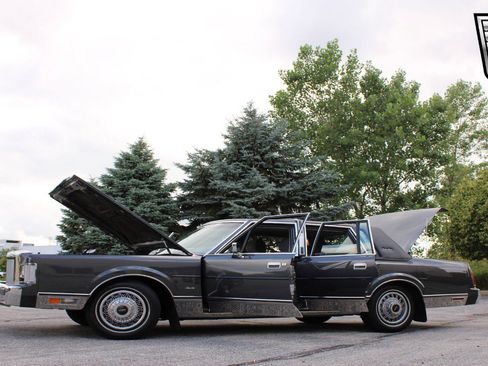 Used 1986 Lincoln Town Car image 19