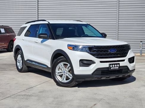 Used 2022 Ford Explorer XLT RWD image 2