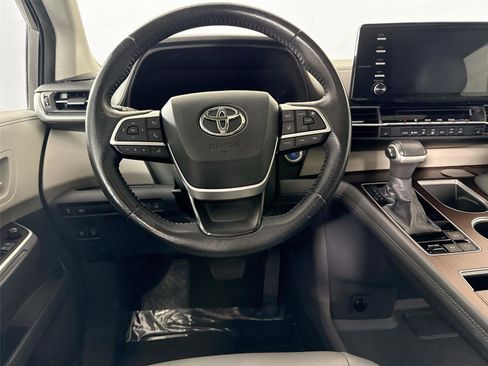 Certified 2021 Toyota Sienna XLE image 32