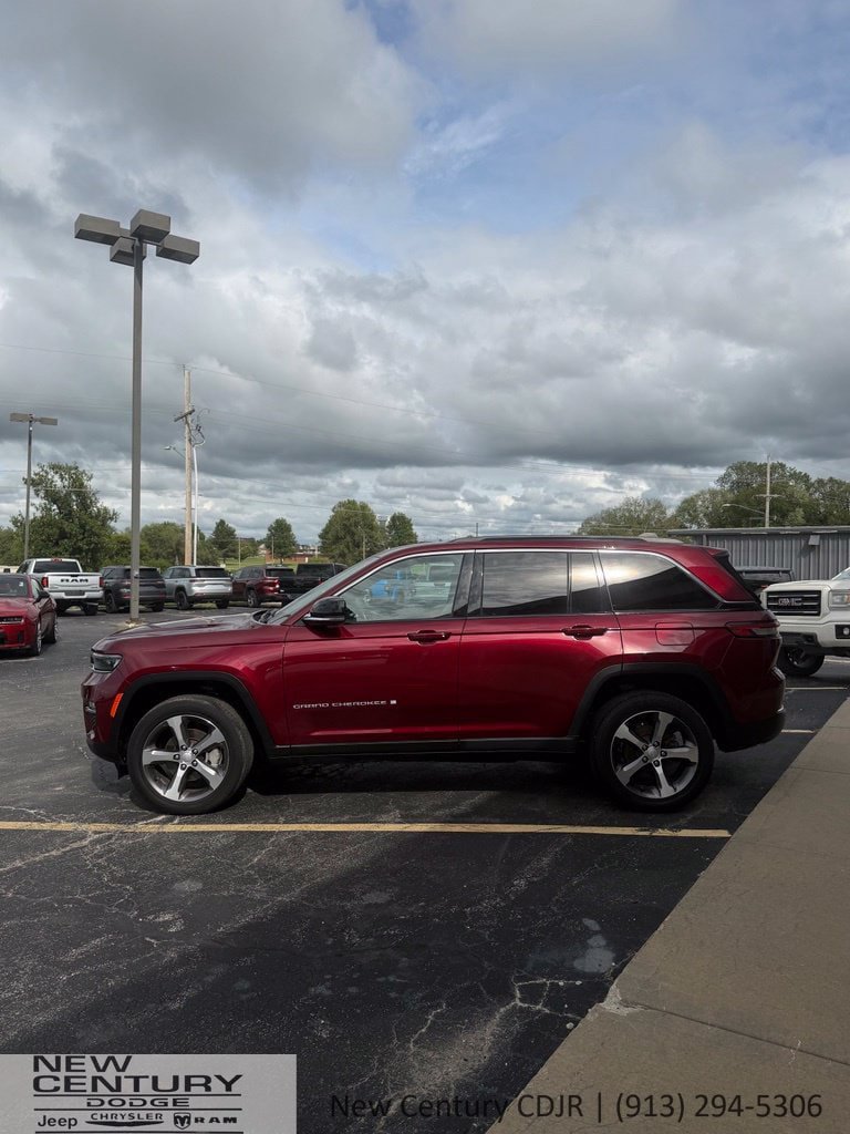 Used 2024 Jeep Grand Cherokee Limited AWD/4WD image 2