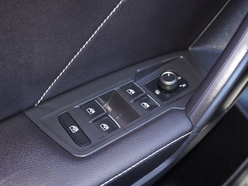 Used 2022 Volkswagen Tiguan SE FWD image 17