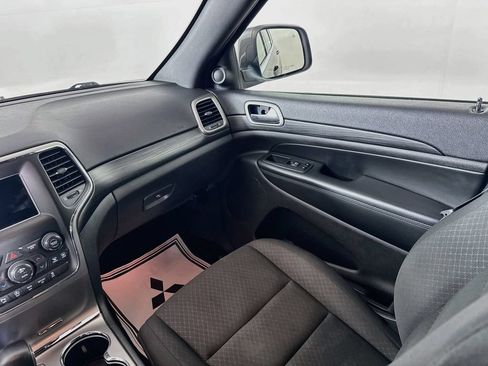 Used 2019 Jeep Grand Cherokee Laredo AWD/4WD image 22