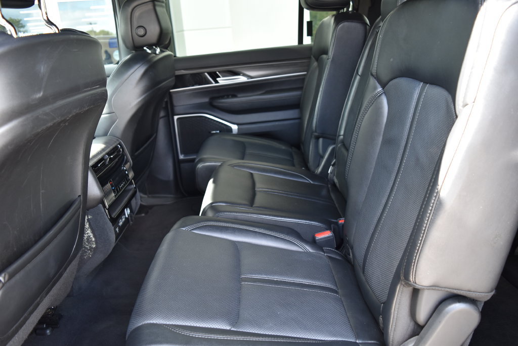 Used 2024 Jeep Wagoneer L Series II w/ Flexible Seating Group AWD/4WD image 12