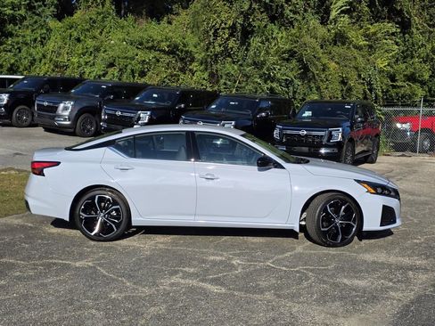 New 2025 Nissan Altima 2.5 SR w/ SR Premium Package FWD image 30
