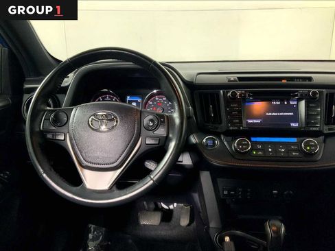 Used 2017 Toyota RAV4 SE image 5