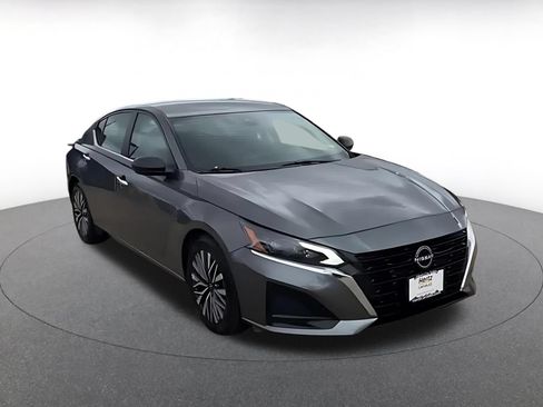 Used 2025 Nissan Altima 2.5 SV FWD image 3