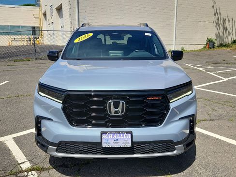 Used 2025 Honda Pilot TrailSport image 2