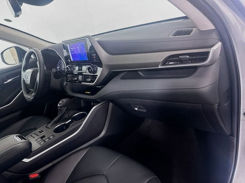 Certified 2024 Toyota Highlander XLE image 30
