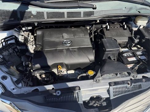 Used 2012 Toyota Sienna XLE image 28
