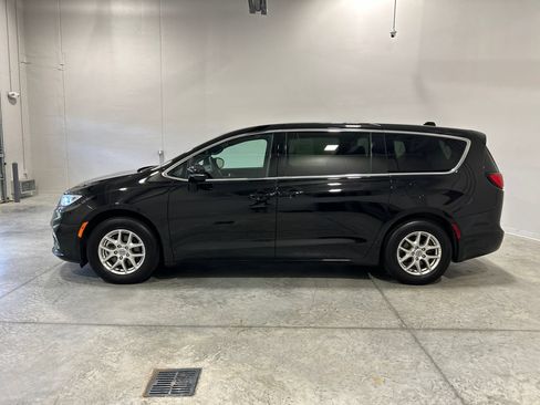 Used 2025 Chrysler Pacifica Select FWD image 9