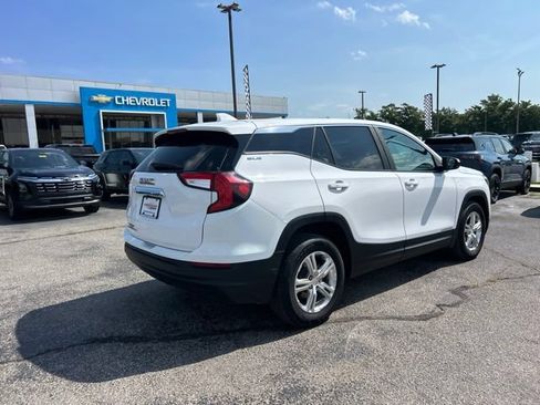 Used 2024 GMC Terrain SLE FWD image 3