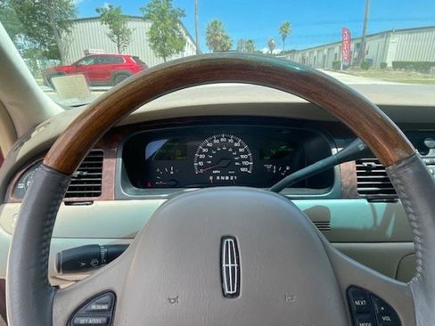 Used 2000 Lincoln Town Car Cartier RWD image 10