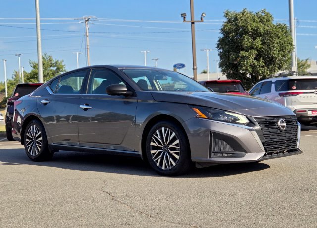 Used 2024 Nissan Altima 2.5 SV FWD image 4