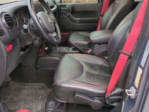 Used 2018 Jeep Wrangler Unlimited Rubicon w/ Connectivity Group image 16