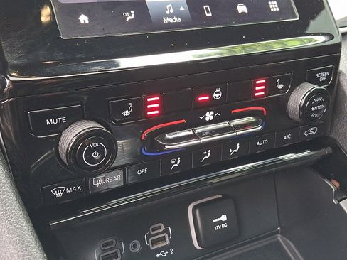 Used 2023 Jeep Grand Cherokee Altitude image 17