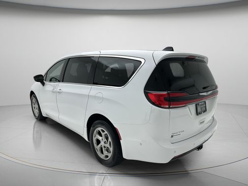 Used 2024 Chrysler Pacifica Limited w/ Trailer Tow Group AWD/4WD image 7