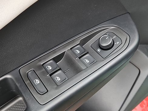 New 2026 Volkswagen Taos SE image 13