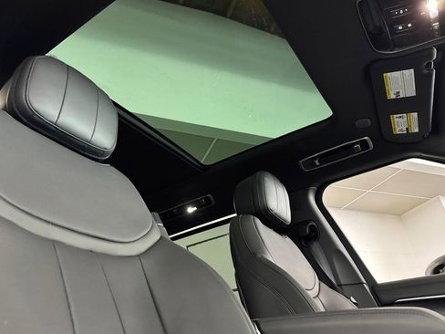 New 2026 Land Rover Range Rover Long Wheelbase SE image 19