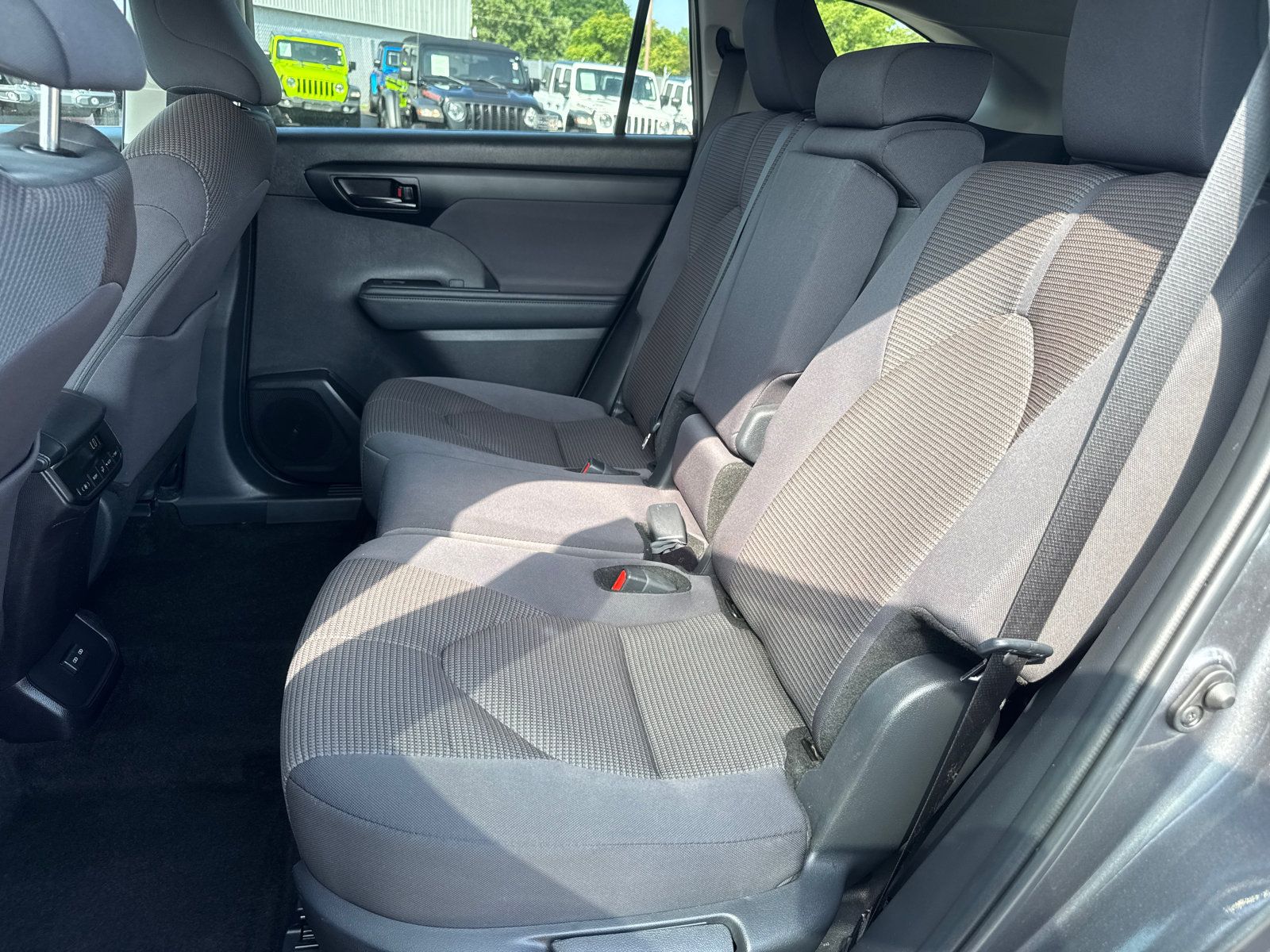 Used 2025 Toyota Highlander LE FWD image 7