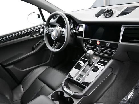 Used 2025 Porsche Macan image 30