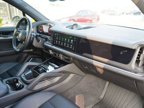 Used 2024 Porsche Cayenne S AWD/4WD image 21