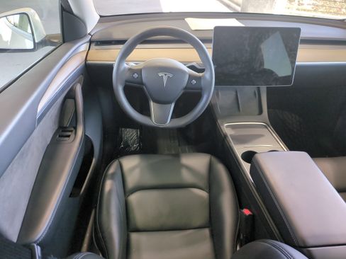 Used 2023 Tesla Model Y Long Range image 17