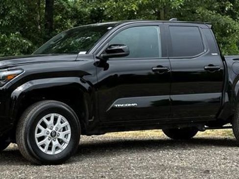 Used 2025 Toyota Tacoma SR5 AWD/4WD image 5