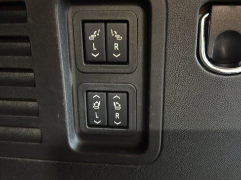 Used 2025 Chevrolet Traverse RS image 23