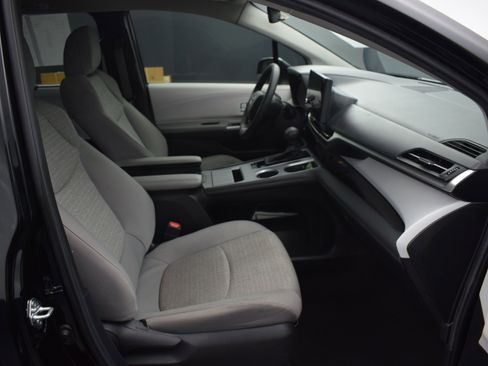 Used 2025 Toyota Sienna LE image 10