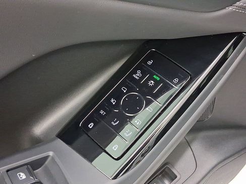 Used 2025 Audi Q6 e-tron Premium Plus image 12