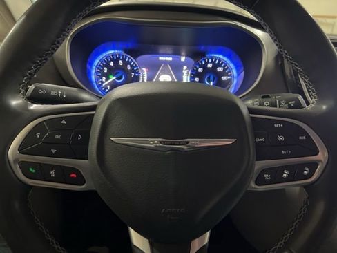 Used 2022 Chrysler Pacifica Touring-L image 27