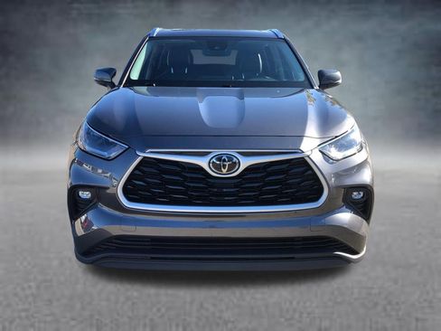 Used 2021 Toyota Highlander XLE AWD/4WD image 19