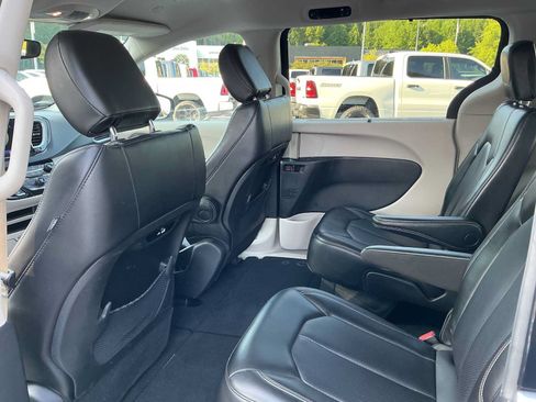 Used 2023 Chrysler Pacifica Touring-L FWD image 24