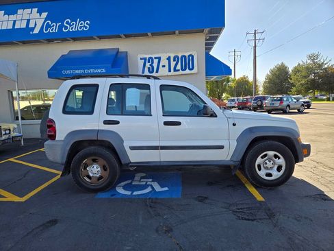 Used 2007 Jeep Liberty Sport w/ Off Road Group AWD/4WD image 2