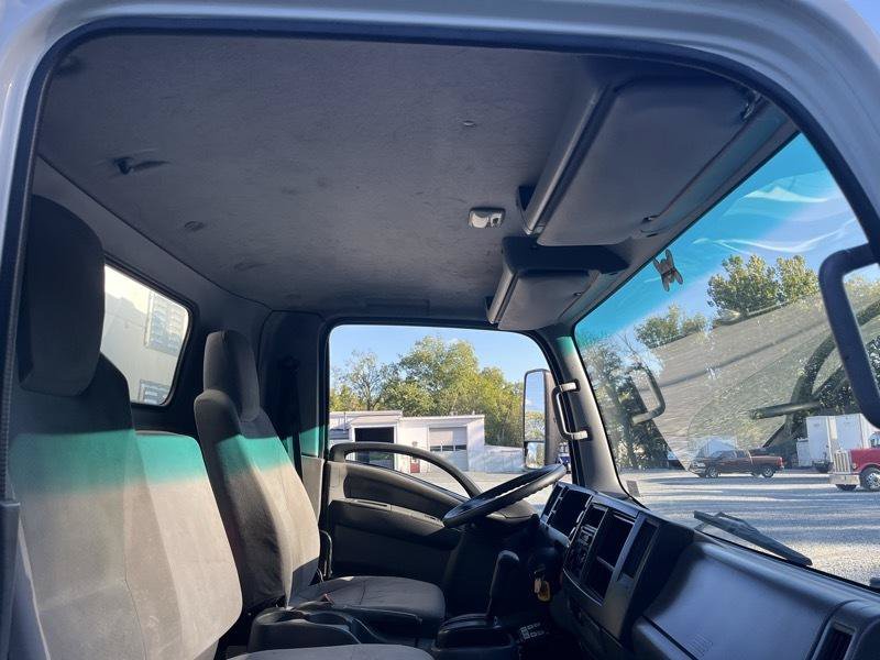 Used 2019 Isuzu NPR RWD image 23