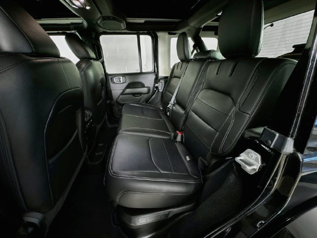 Used 2022 Jeep Wrangler Unlimited Sahara w/ Cold Weather Group AWD/4WD image 30