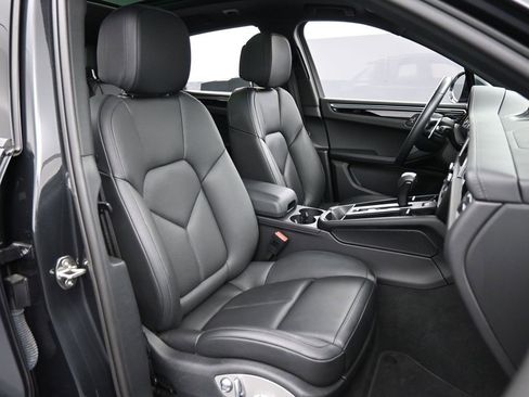 Certified 2022 Porsche Macan image 31